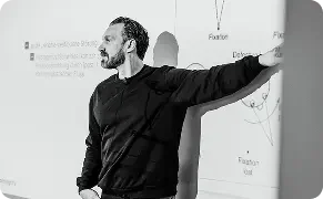 Thomas Meier erklärt neurologische Zusammenhänge am Whiteboard
